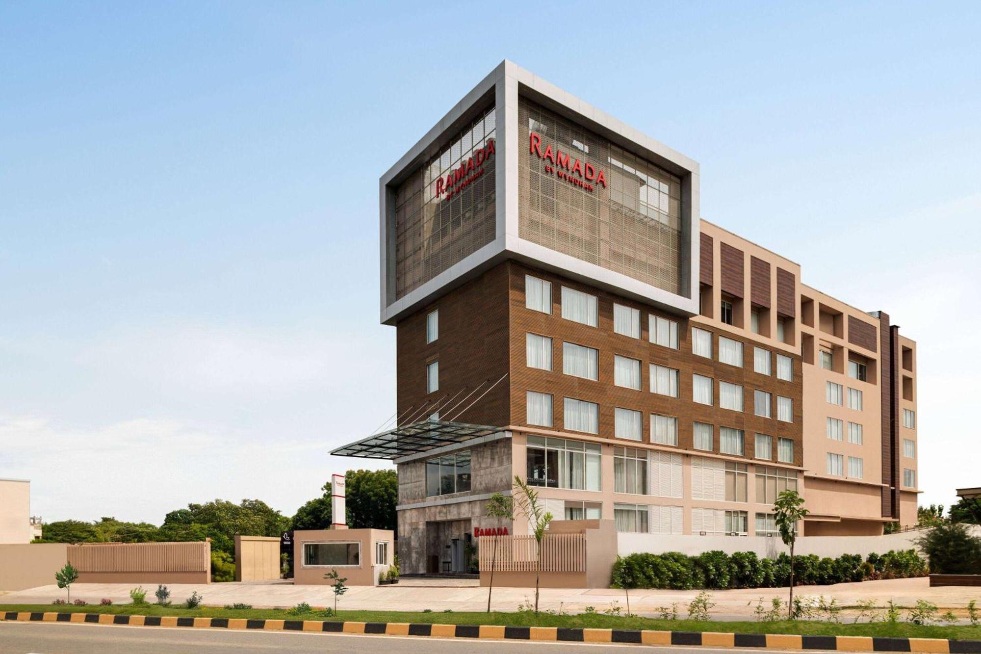 Hotel Ramada By Wyndham Gorakhpur Gorakhnath Mandir Road Esterno foto