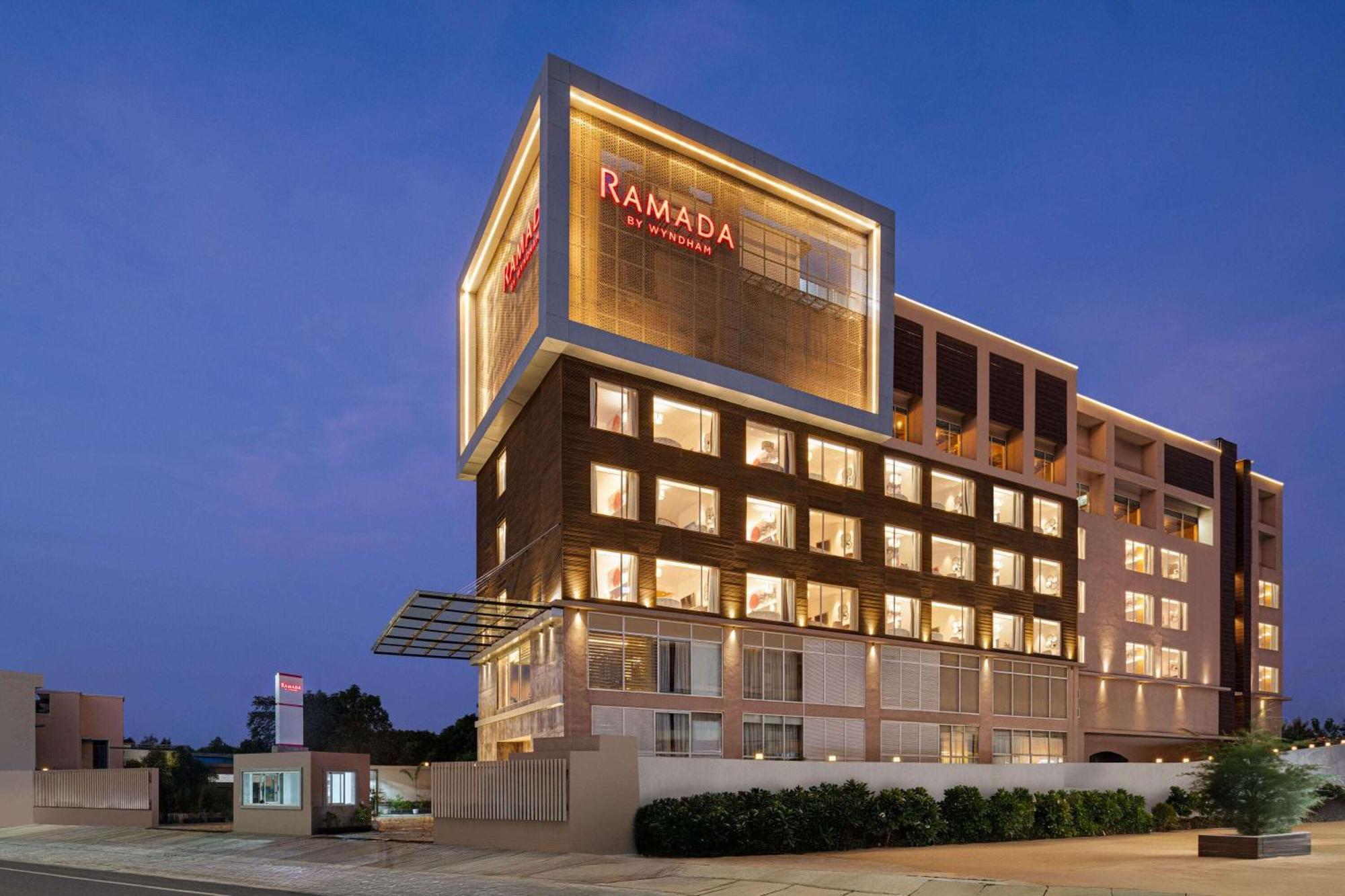 Hotel Ramada By Wyndham Gorakhpur Gorakhnath Mandir Road Esterno foto