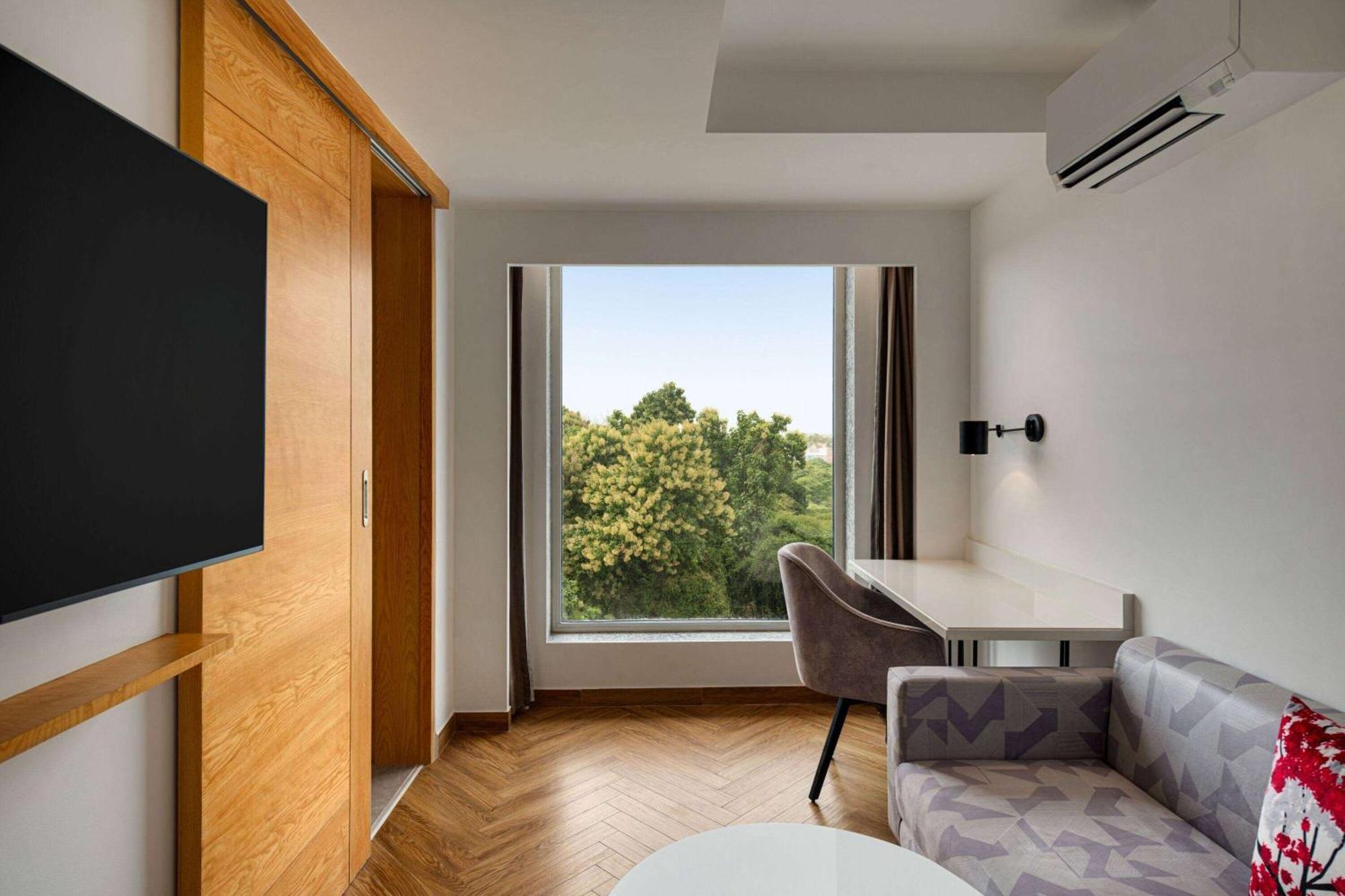 Hotel Ramada By Wyndham Gorakhpur Gorakhnath Mandir Road Esterno foto
