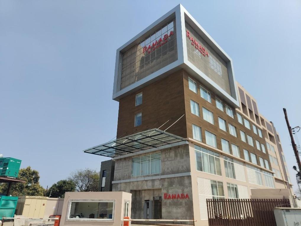 Hotel Ramada By Wyndham Gorakhpur Gorakhnath Mandir Road Esterno foto